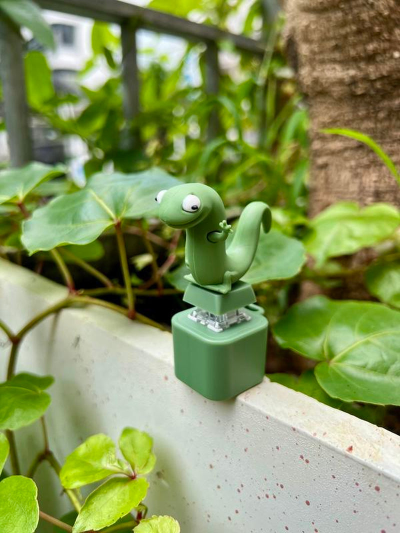 [Christmas Gift] Lizard Button Keychain with Rechargeable LED Light &Realistic Croak-Color-Changing Fun Toy for Kids & Adults,Tiktokshopblackfriday